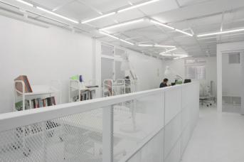 辦公室裝修:建筑人的實(shí)驗(yàn)精神，將18坪新創(chuàng)辦公室變身白色幻境！