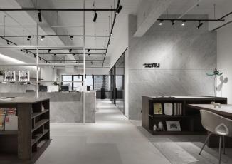 時尚裸設(shè)計無限延伸 玻璃、層板展示收納創(chuàng)造簡約現(xiàn)代工作室 
